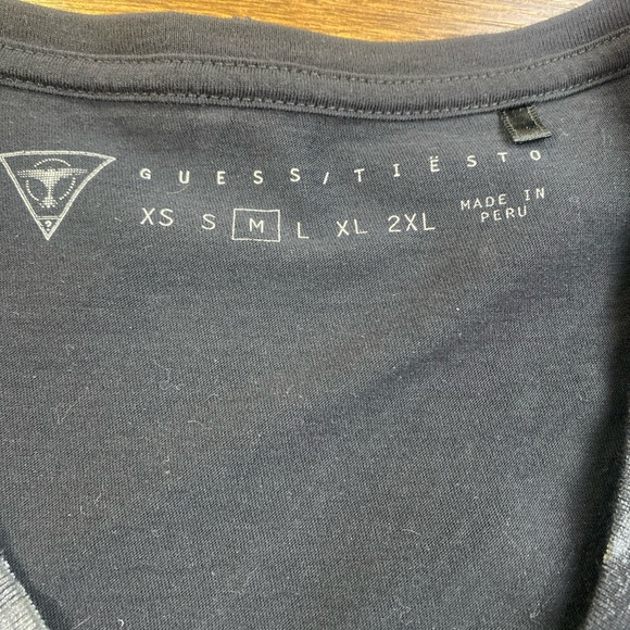 Vintage Y2K Men’s Guess Affliction Style V Neck Shirt MED Black Silver Pattern - Picture 9 of 9